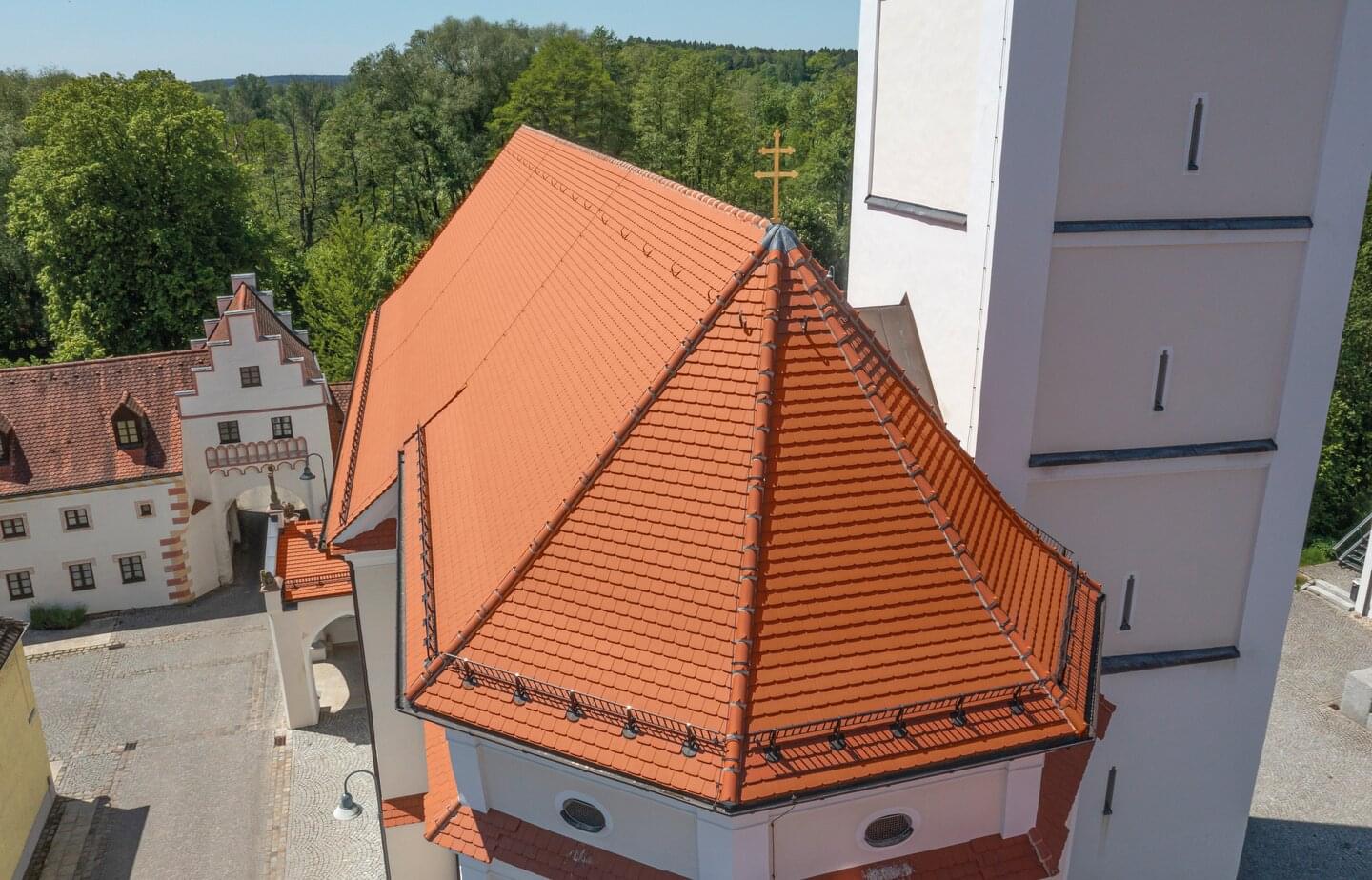 Ergoldsbacher Plain tile straight cut with rounded corners - Natural red | © ERLUS 2021