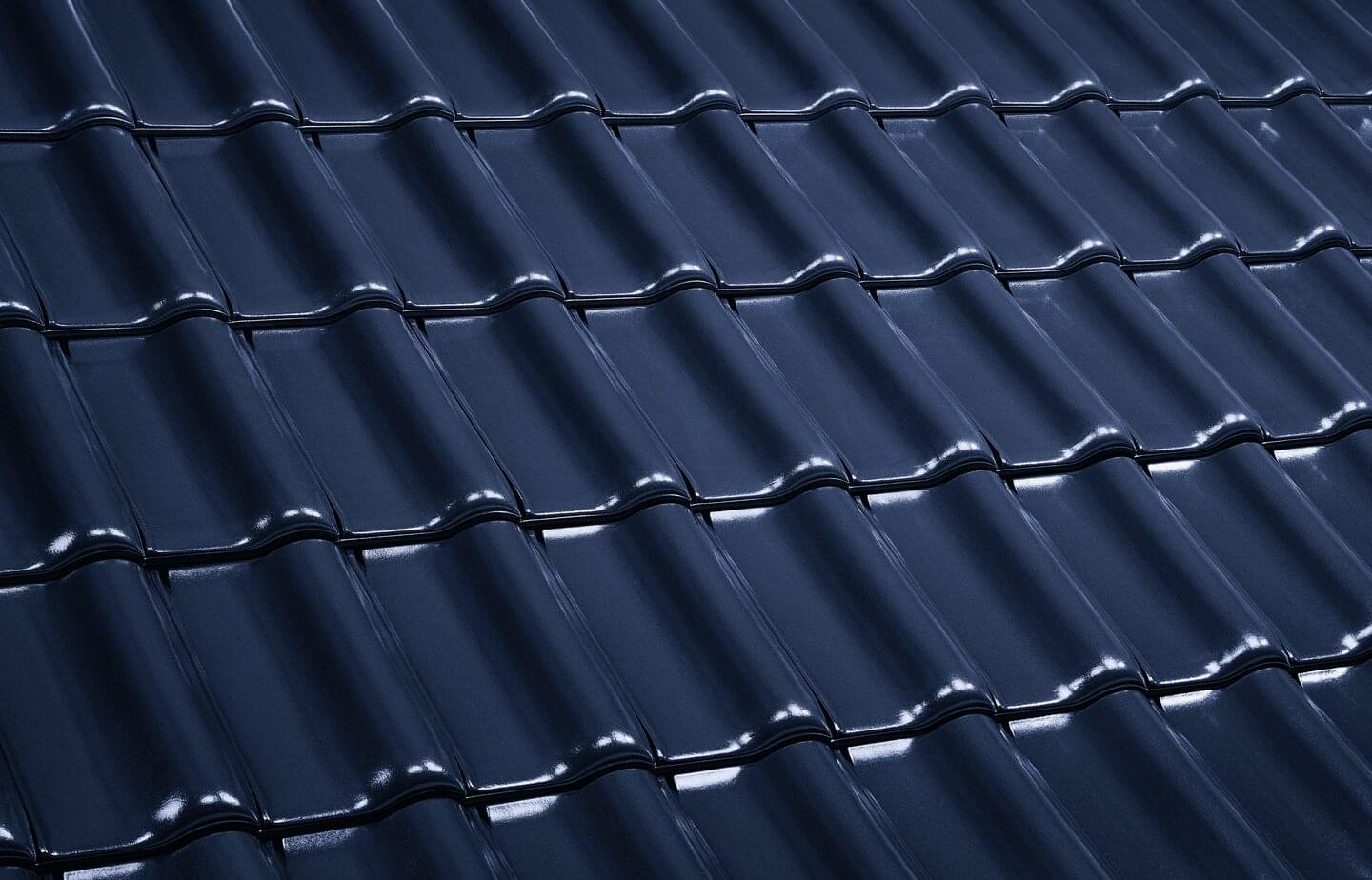 E 58 MAX® - Kobaltblau | Dachflächenbild | © © ERLUS AG 2021