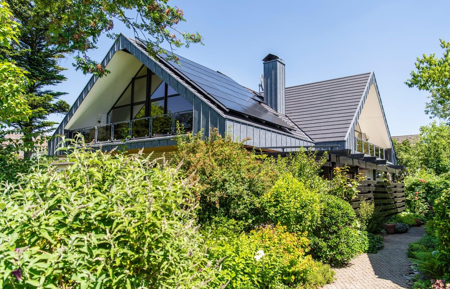 Ergoldsbacher Linea - Sinter black matt | © ERLUS 2022