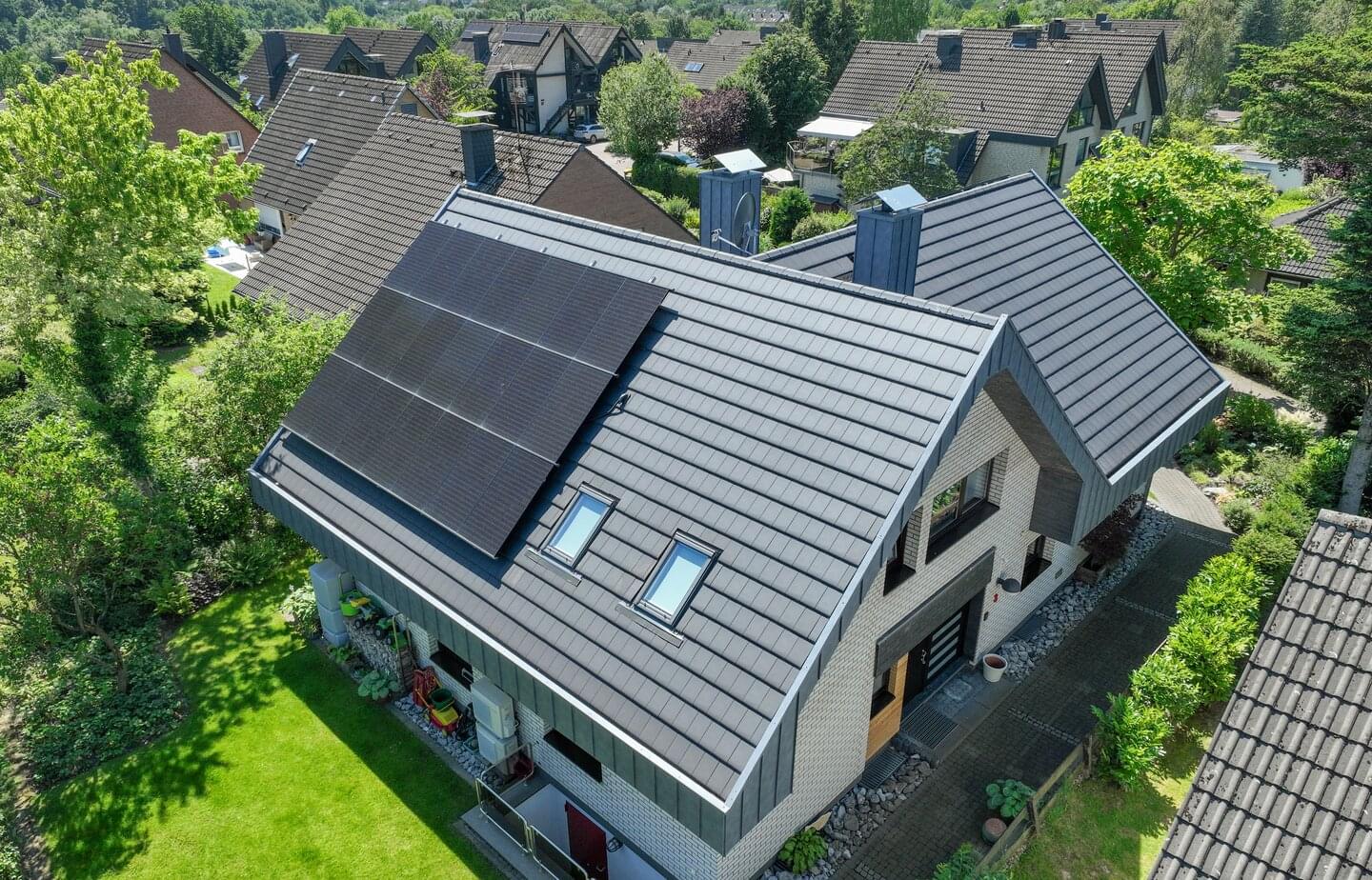 Ergoldsbacher Linea - Sinter black matt | © ERLUS 2022